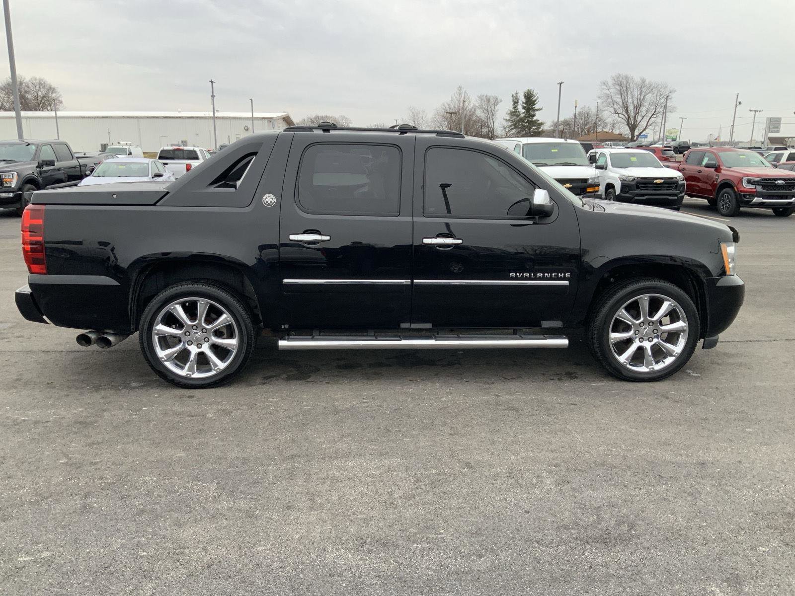 Used 2013 Chevrolet Avalanche LTZ image 14