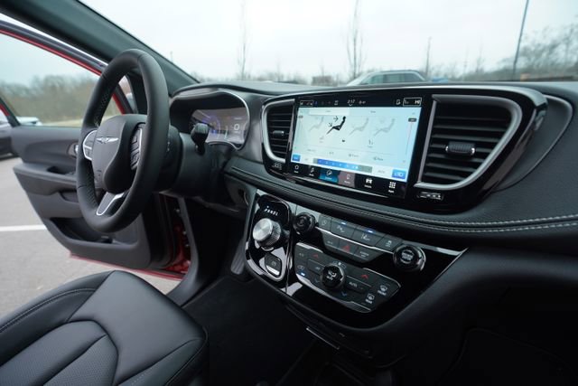 New 2026 Chrysler Pacifica Select FWD image 32