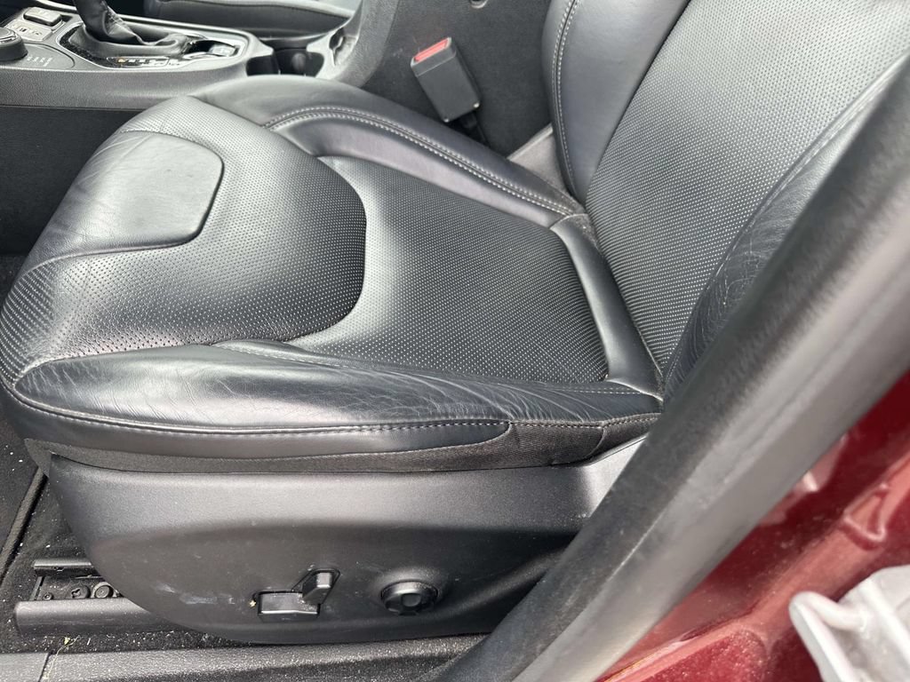 Used 2019 Jeep Cherokee Overland w/ Technology Group AWD/4WD image 19