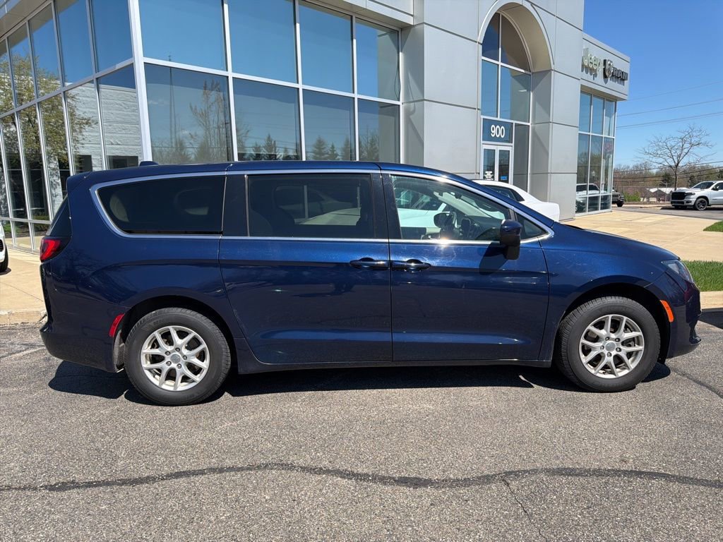 Used 2017 Chrysler Pacifica Touring FWD image 2