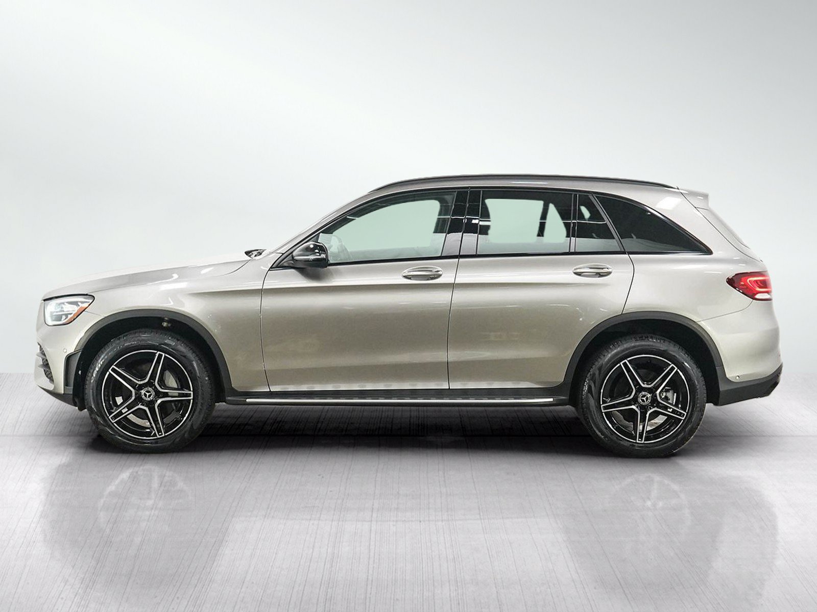 Used 2021 Mercedes-Benz GLC 300 4MATIC image 2