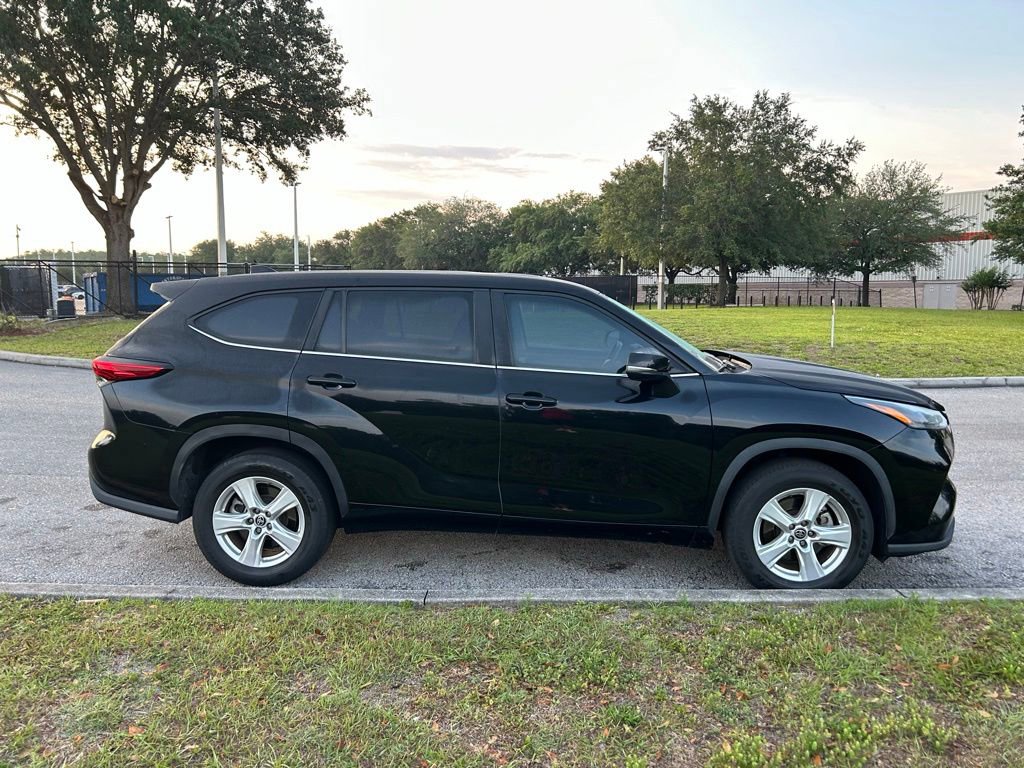 Used 2023 Toyota Highlander LE FWD image 7