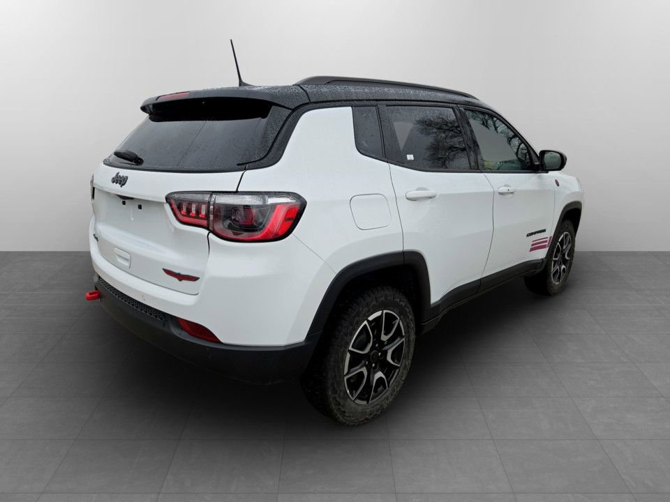 Used 2025 Jeep Compass Trailhawk image 6