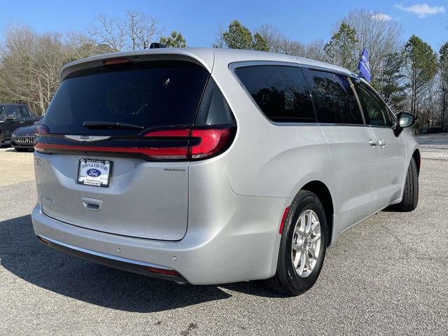 Used 2024 Chrysler Pacifica Touring-L image 3