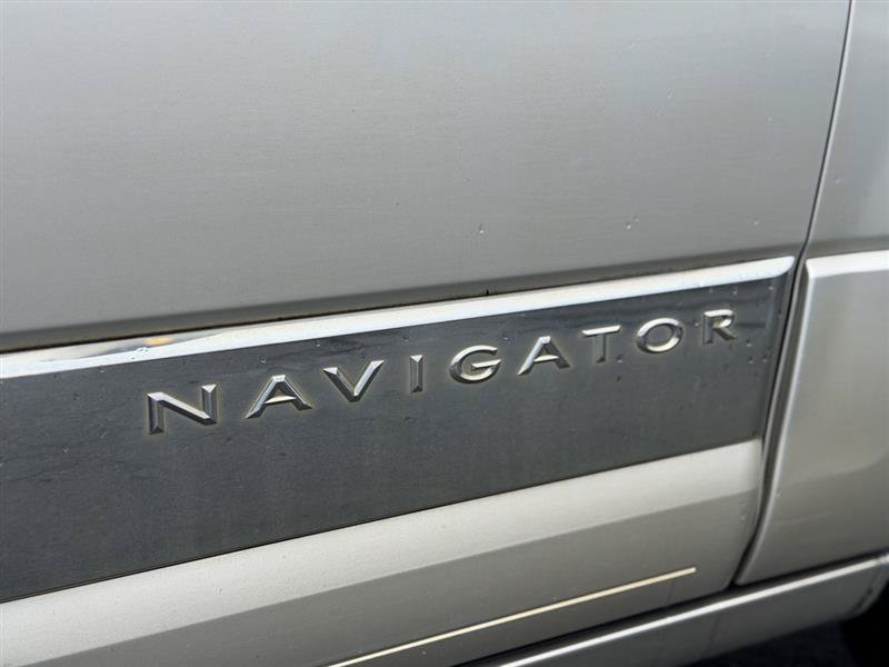 Used 2010 Lincoln Navigator 4WD image 5