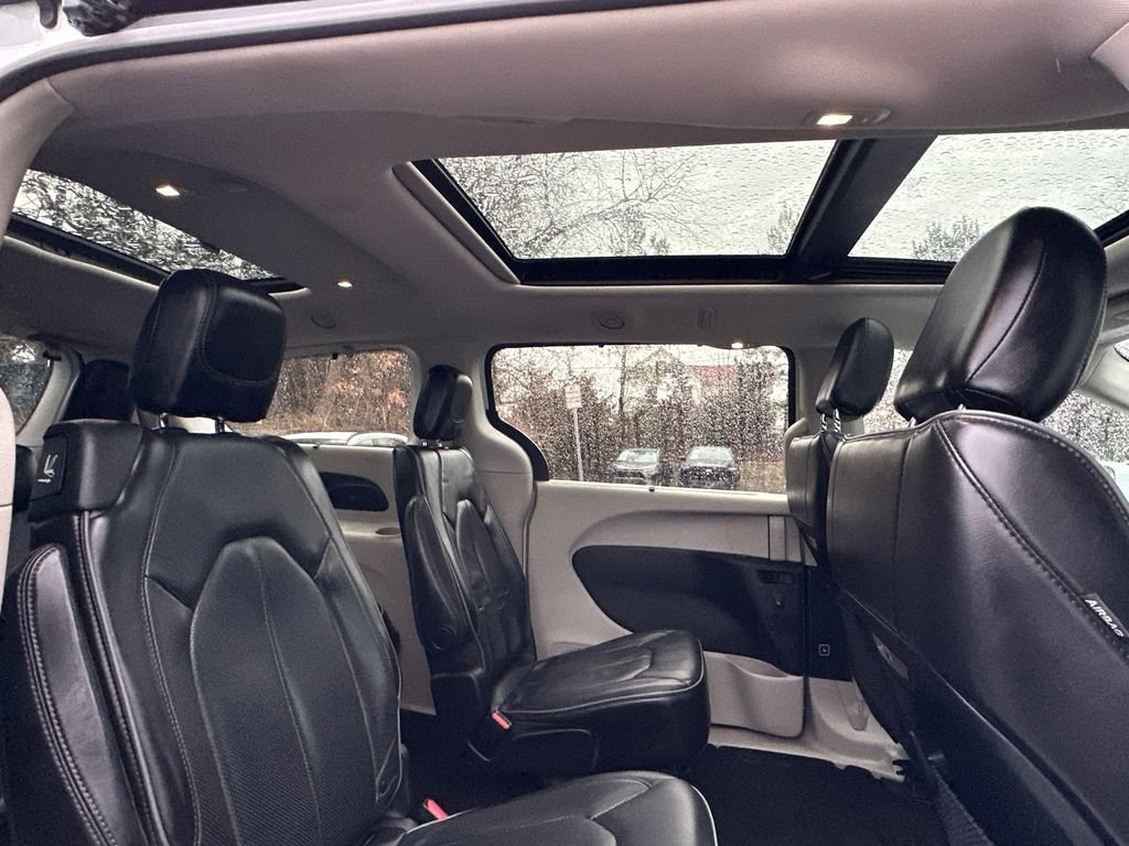 Used 2019 Chrysler Pacifica Limited image 18