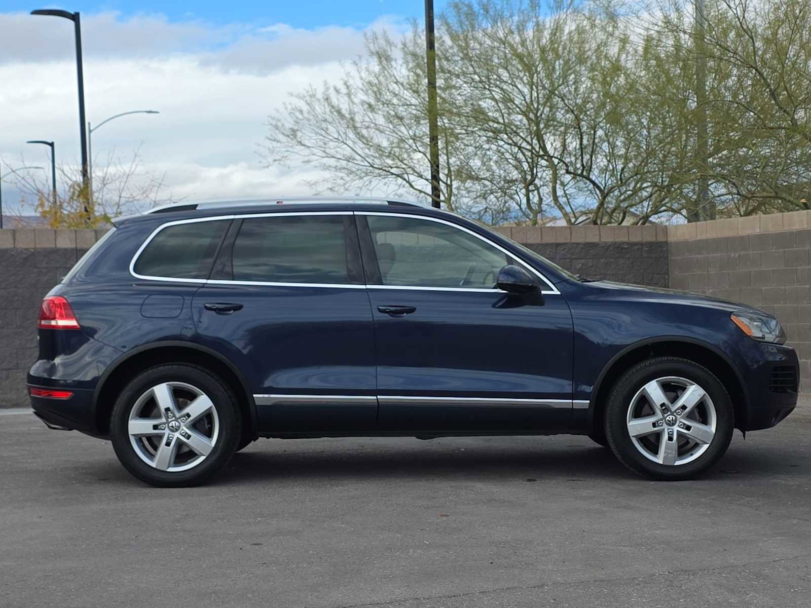Used 2014 Volkswagen Touareg Lux image 10