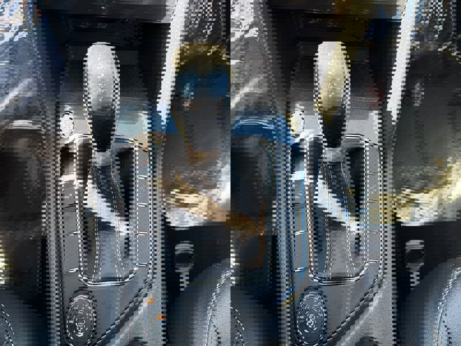 Used 2022 Volkswagen Tiguan SE w/ Panoramic Sunroof Package image 16