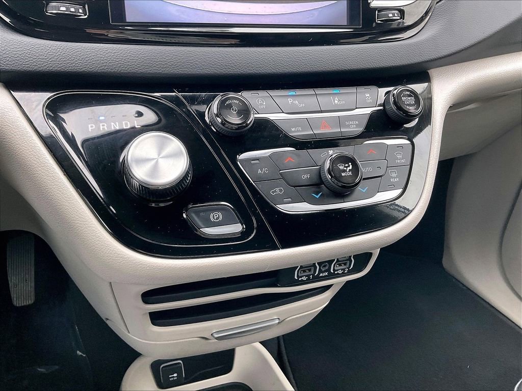 Used 2024 Chrysler Pacifica Touring-L image 25
