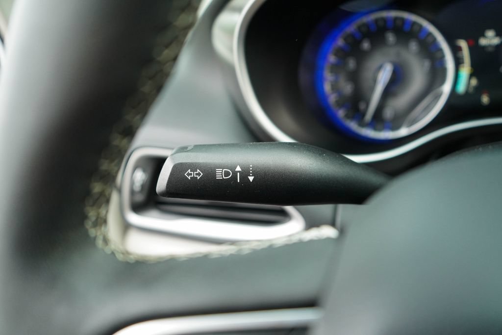 Used 2024 Chrysler Pacifica Touring-L FWD image 31