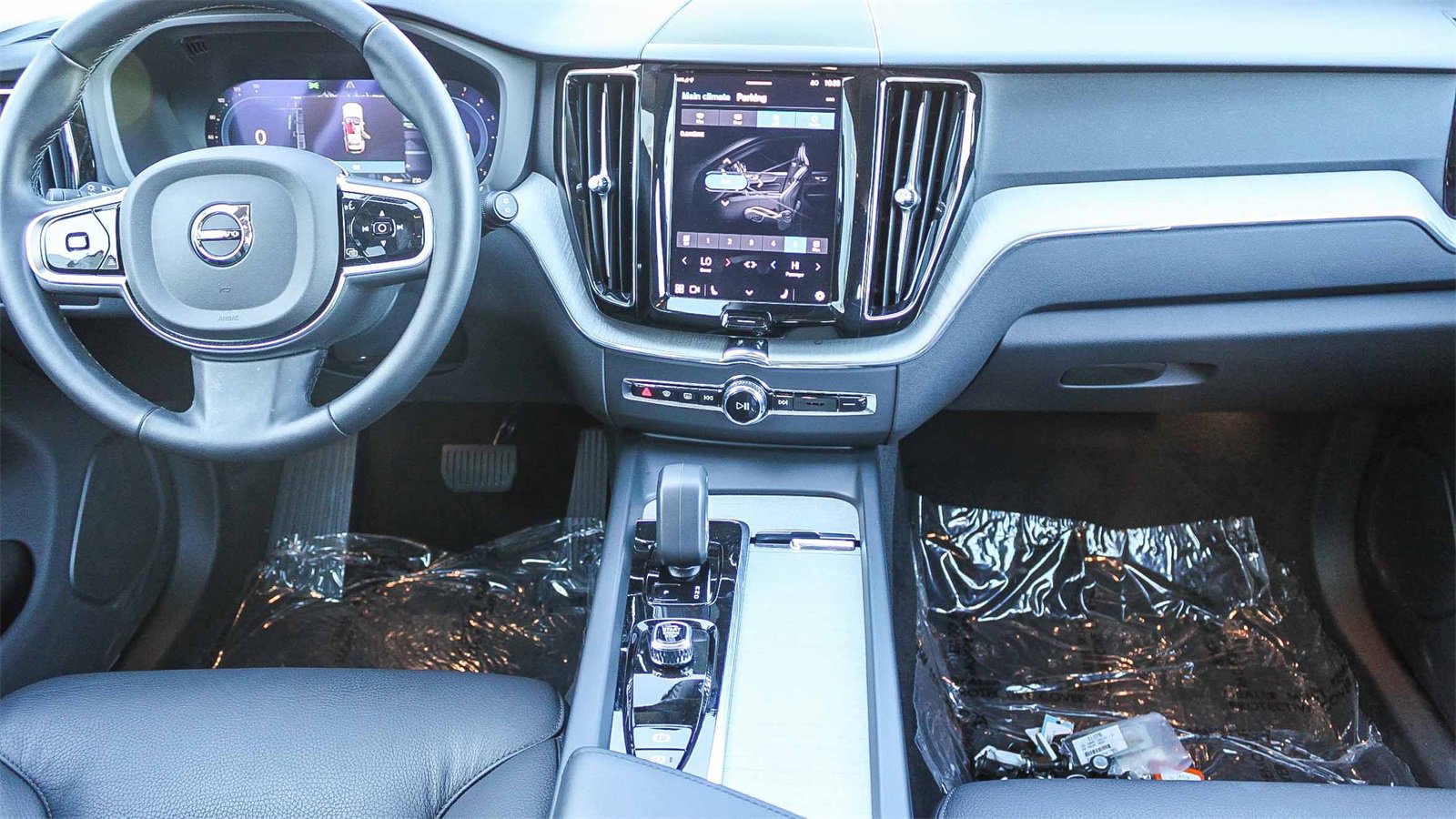 Used 2025 Volvo XC60 B5 Plus image 13