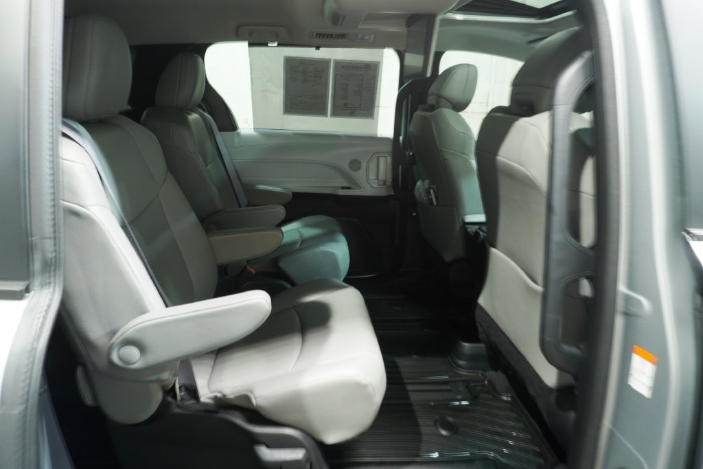 Used 2025 Toyota Sienna XLE w/ XLE Plus Package AWD/4WD image 14