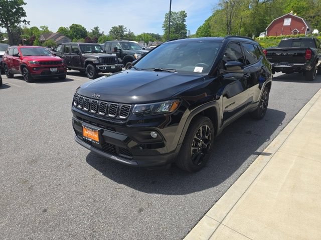 Used 2025 Jeep Compass Latitude w/ Altitude Special Edition AWD/4WD image 3