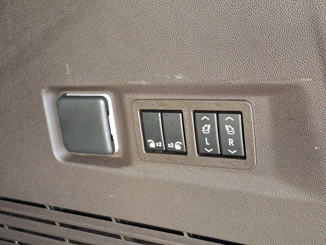 Used 2022 GMC Yukon SLT w/ SLT Luxury Package image 31