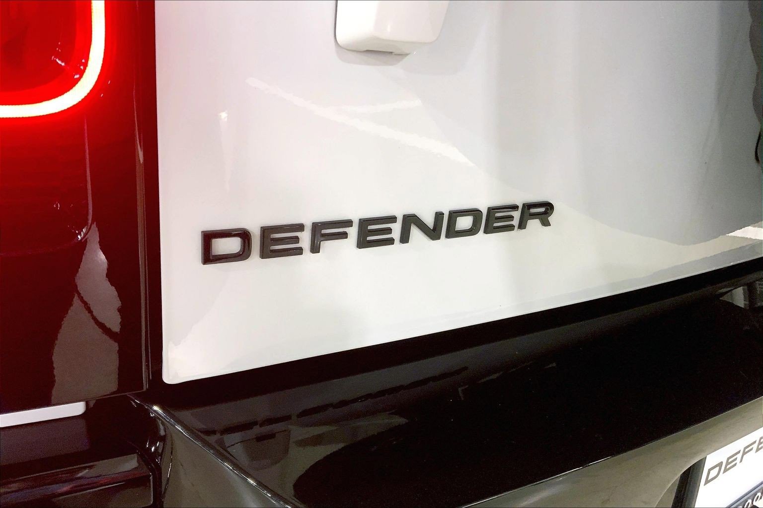 Used 2025 Land Rover Defender 130 X-Dynamic SE image 9