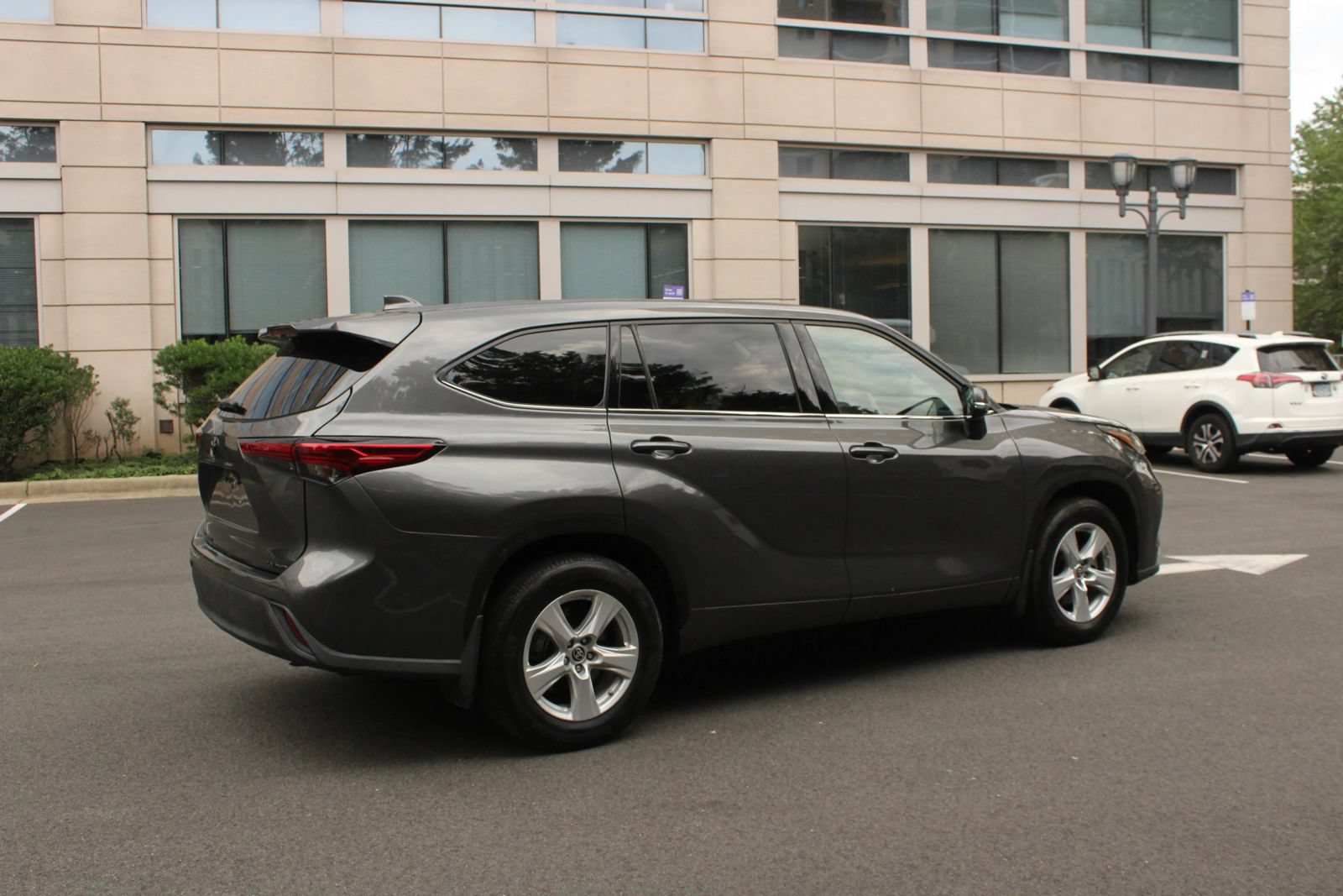 Used 2021 Toyota Highlander LE AWD/4WD image 7
