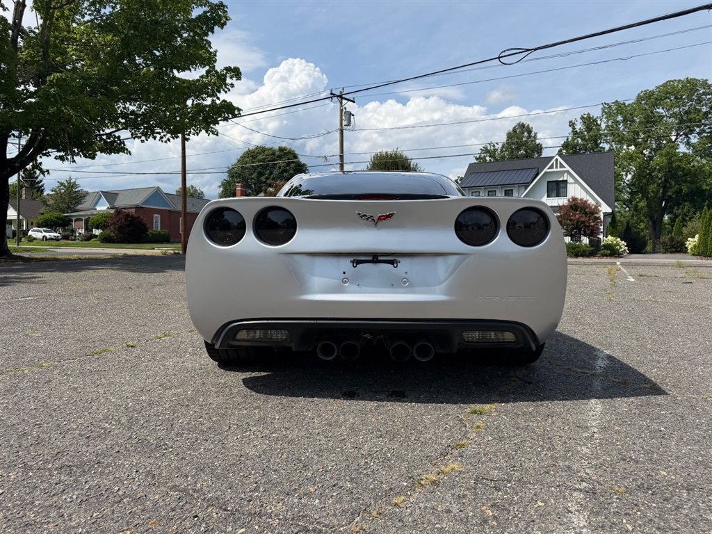 Used 2009 Chevrolet Corvette Coupe w/ Z51 Performance Package RWD image 4