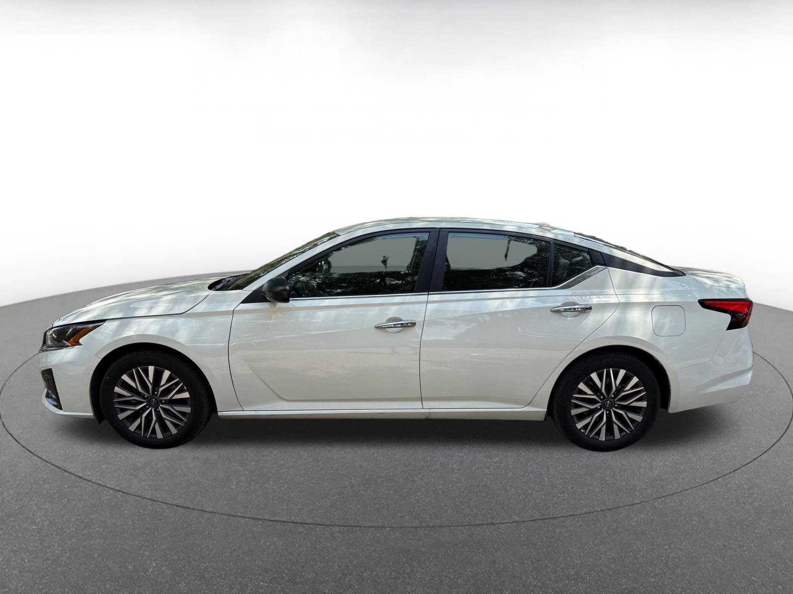 Used 2025 Nissan Altima 2.5 SV FWD image 4