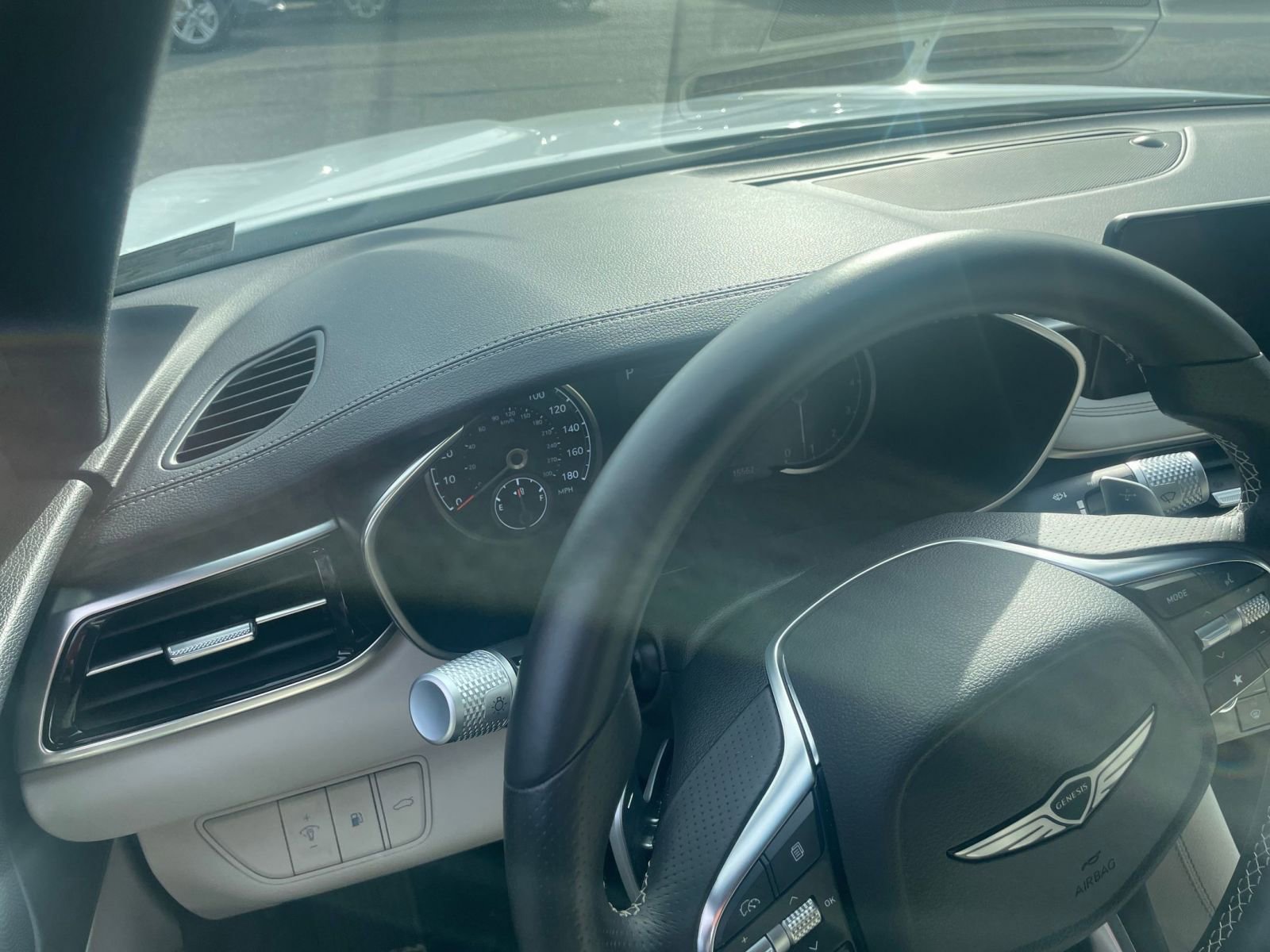 Used 2025 Genesis G70 2.5T image 34