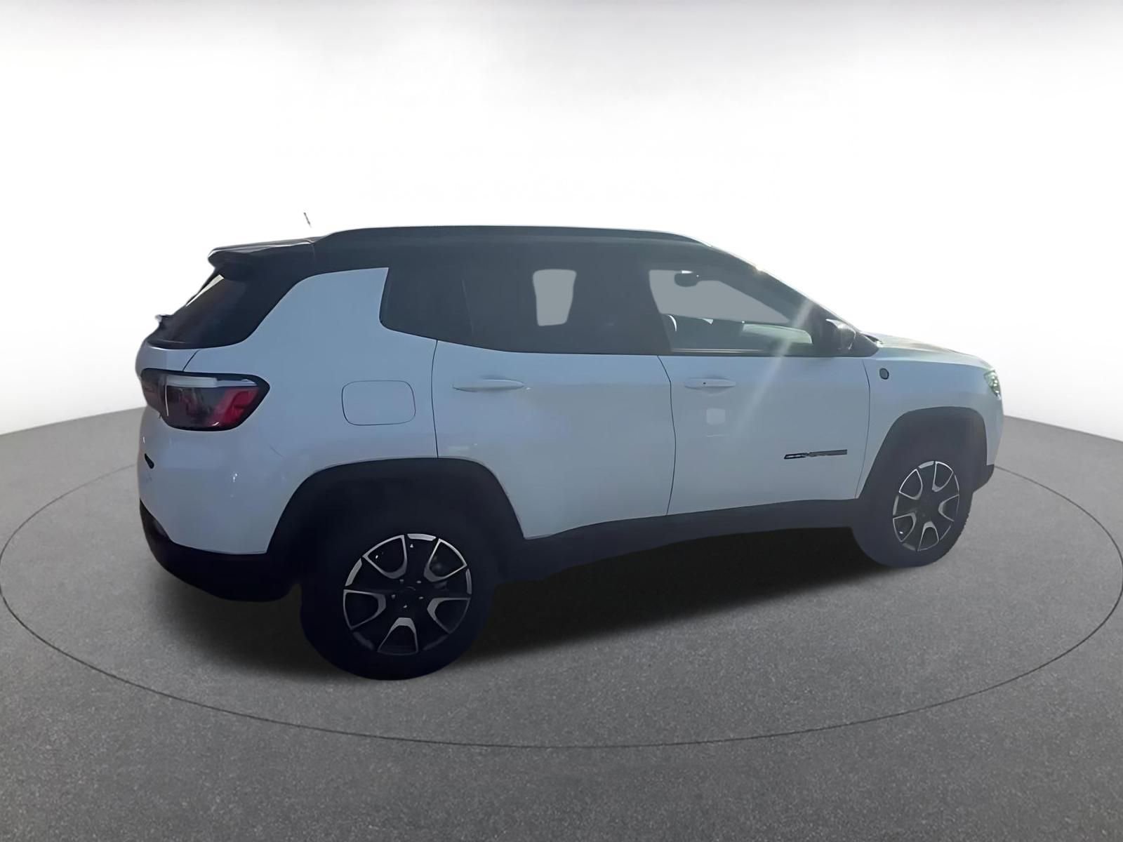 Used 2025 Jeep Compass Trailhawk image 12