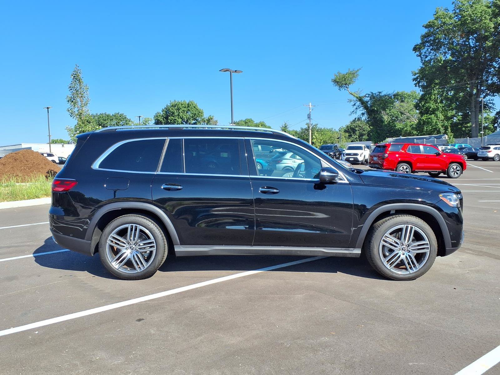 Used 2025 Mercedes-Benz GLS 450 4MATIC image 2