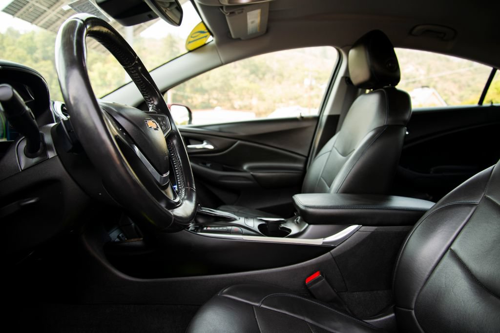 Used 2018 Chevrolet Volt Premier w/ Driver Confidence Package FWD image 11