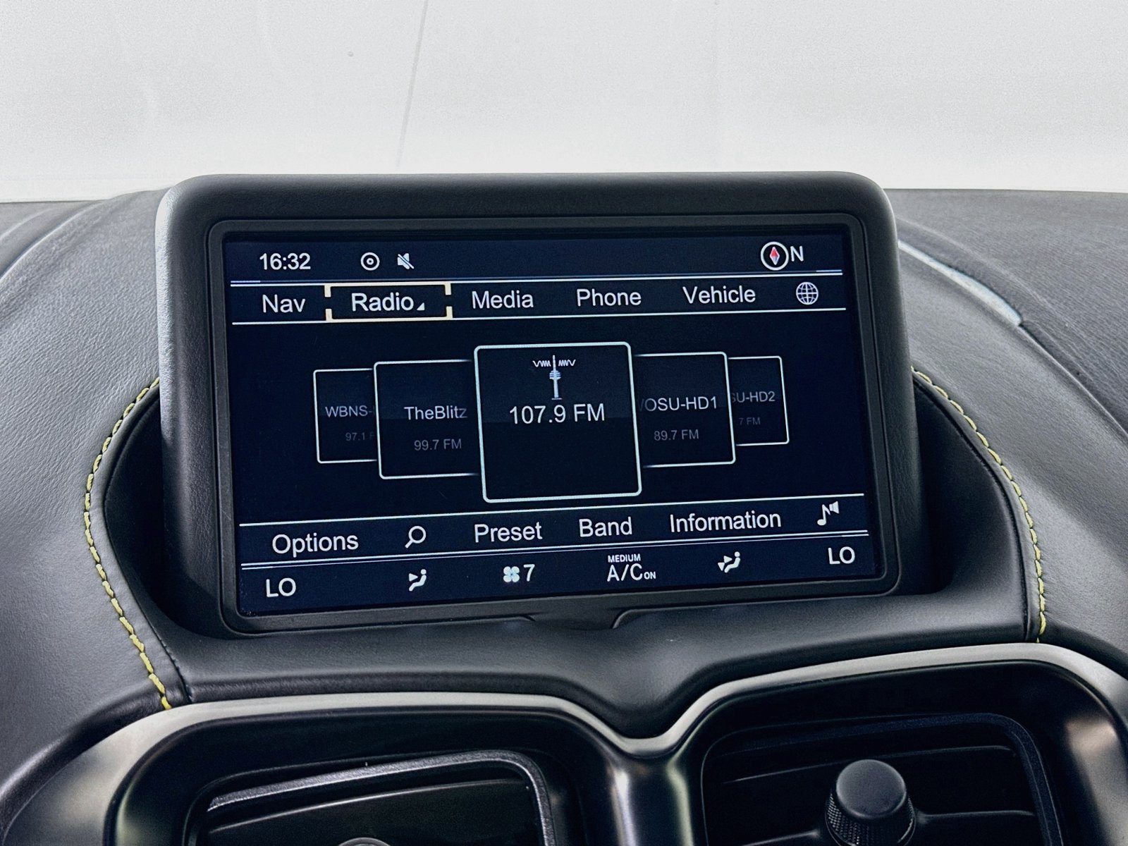 Used 2019 Aston Martin V8 Vantage Coupe RWD image 22