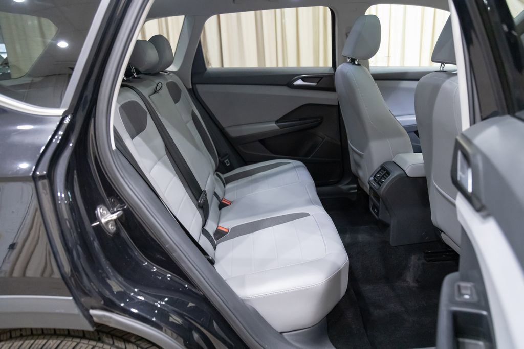 Used 2023 Volkswagen Taos SE w/ Panoramic Sunroof Package image 12