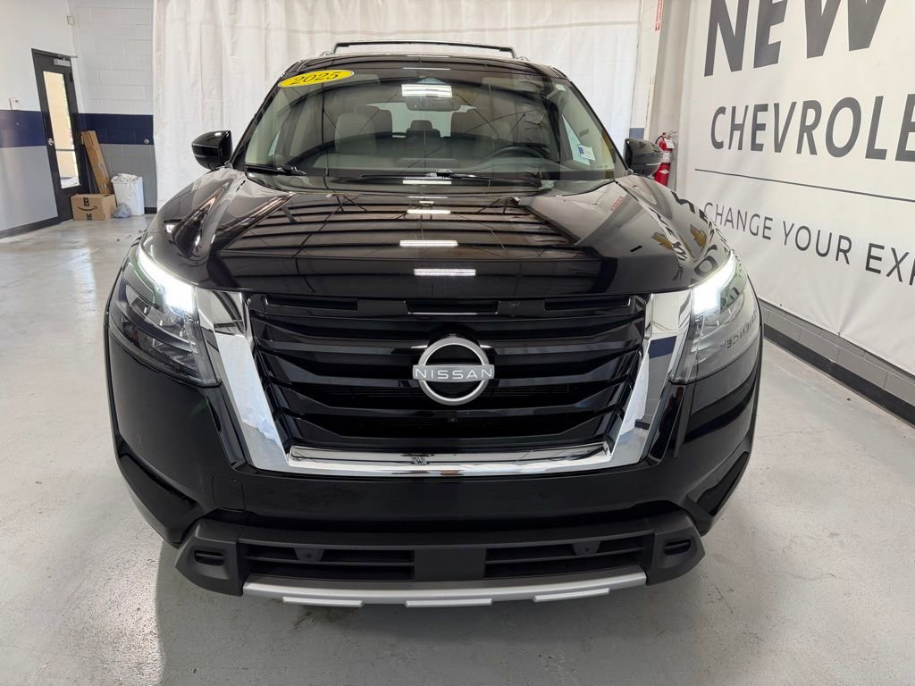 Used 2025 Nissan Pathfinder SL AWD/4WD image 39