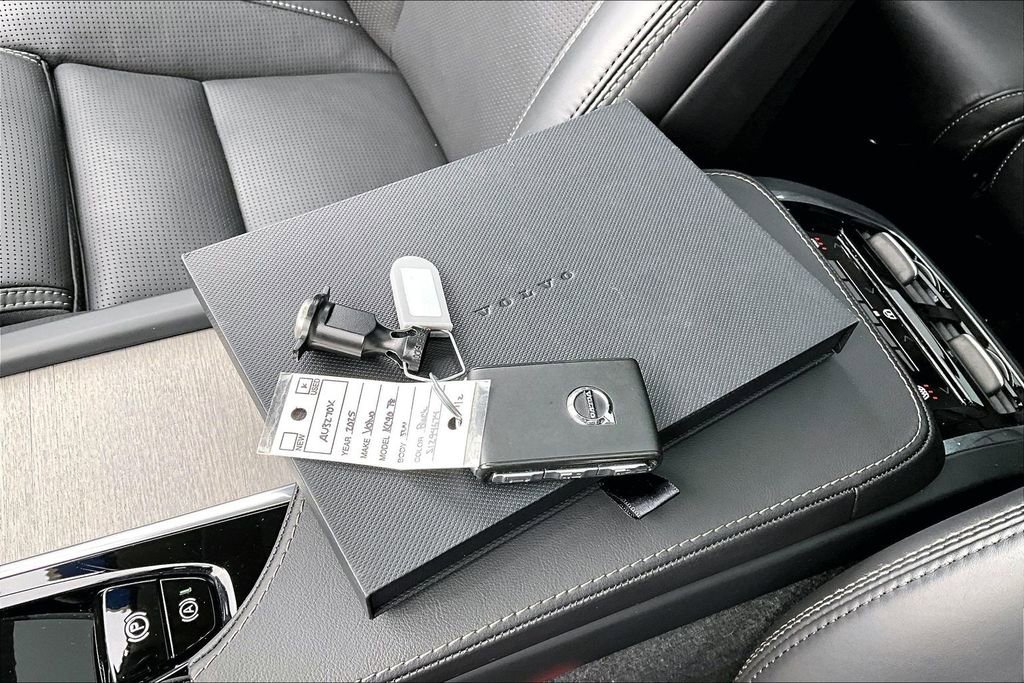 Certified 2025 Volvo XC90 T8 Ultra w/ Lounge Package image 36