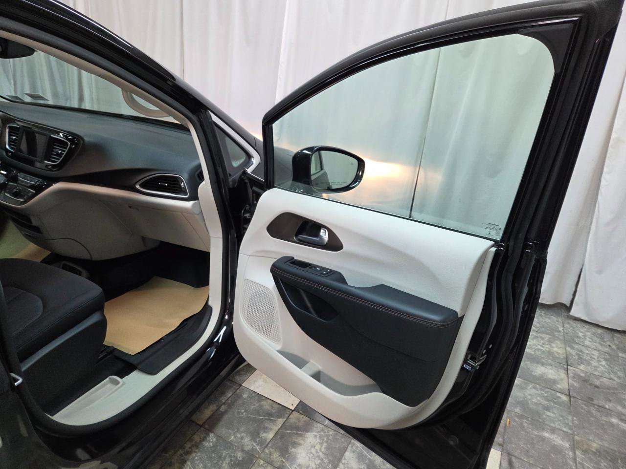 Used 2018 Chrysler Pacifica Touring Plus w/ Tire & Wheel Group image 12