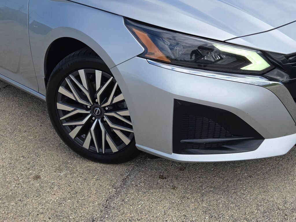 Used 2023 Nissan Altima 2.5 SV AWD/4WD image 3