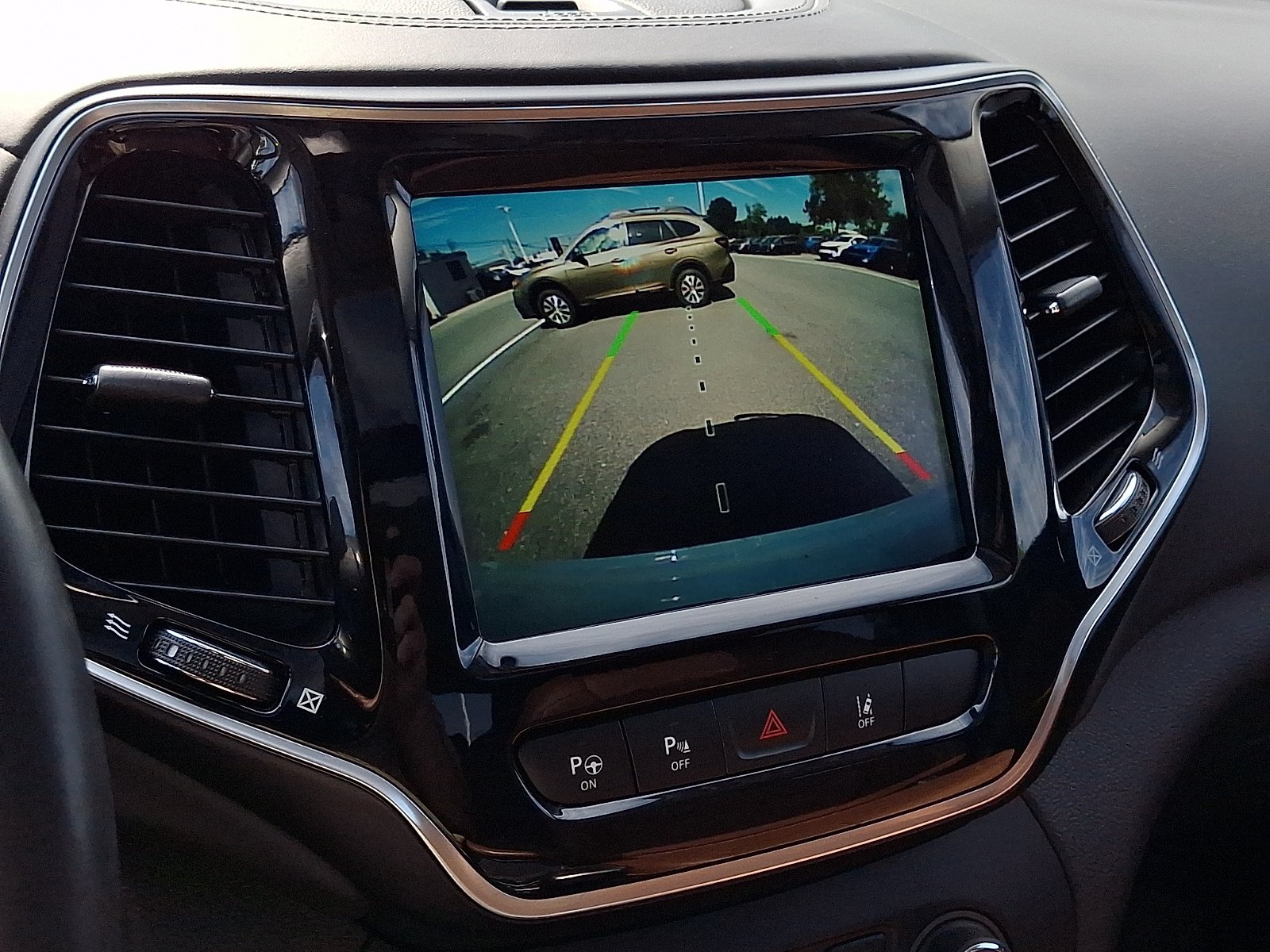 Used 2019 Jeep Cherokee Overland w/ Technology Group AWD/4WD image 22