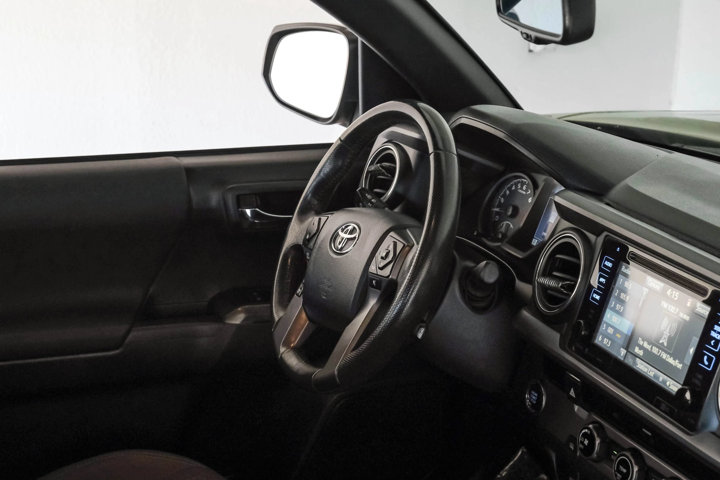 Used 2017 Toyota Tacoma TRD Sport w/ Tow Package RWD image 12