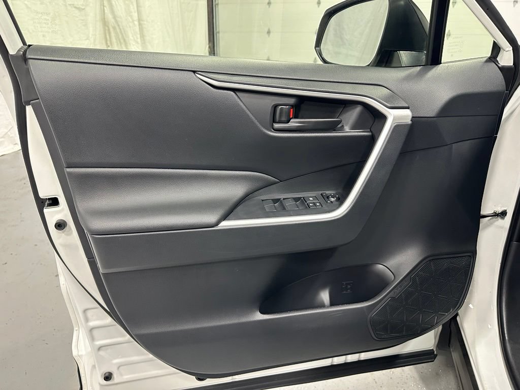 Used 2025 Toyota RAV4 LE AWD/4WD image 8