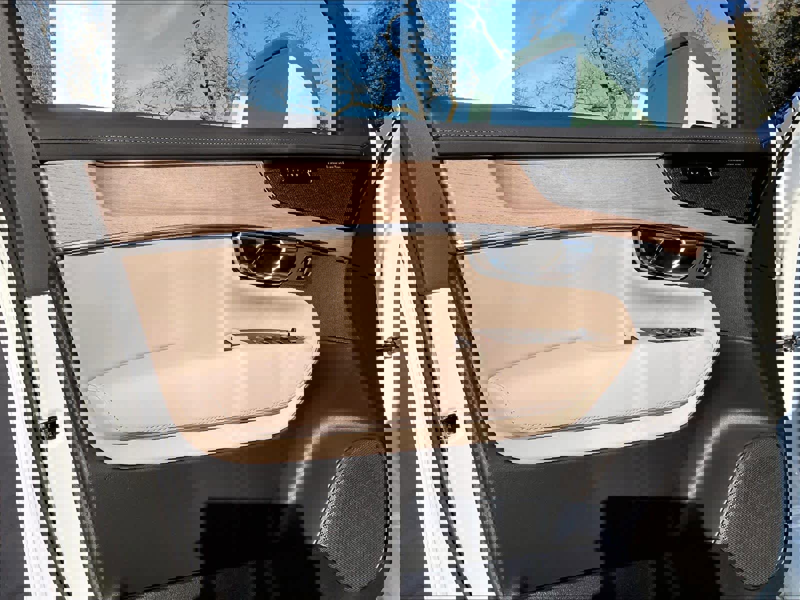 New 2026 Volvo XC90 T8 Plus w/ Protection Package Premier image 24