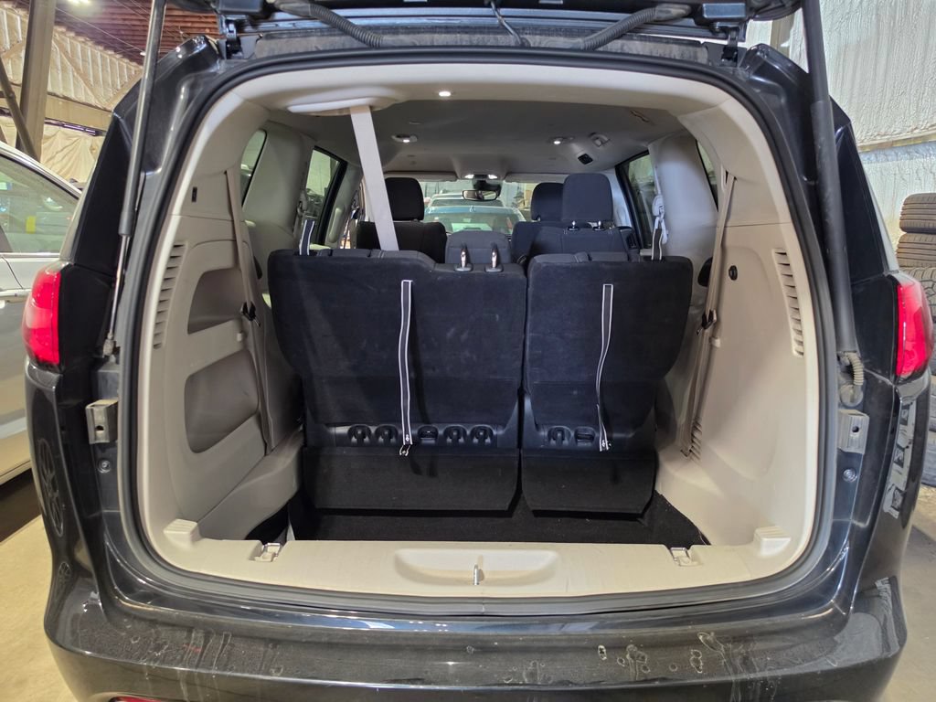 Used 2023 Chrysler Voyager LX FWD image 8