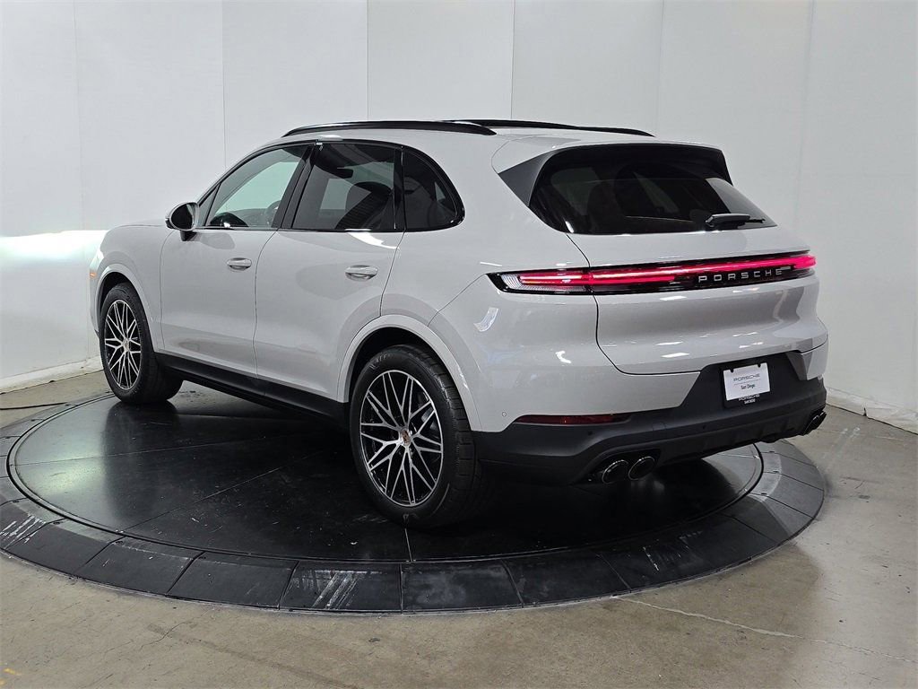 Certified 2025 Porsche Cayenne image 3