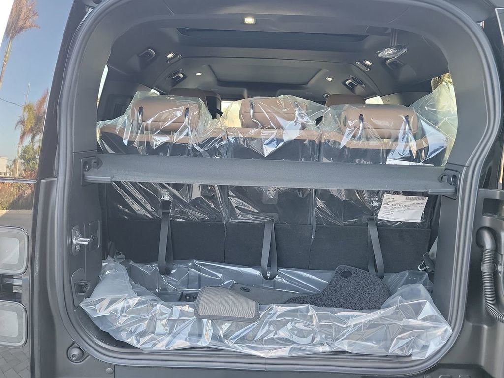 New 2026 Land Rover Defender 130 X-Dynamic SE image 11