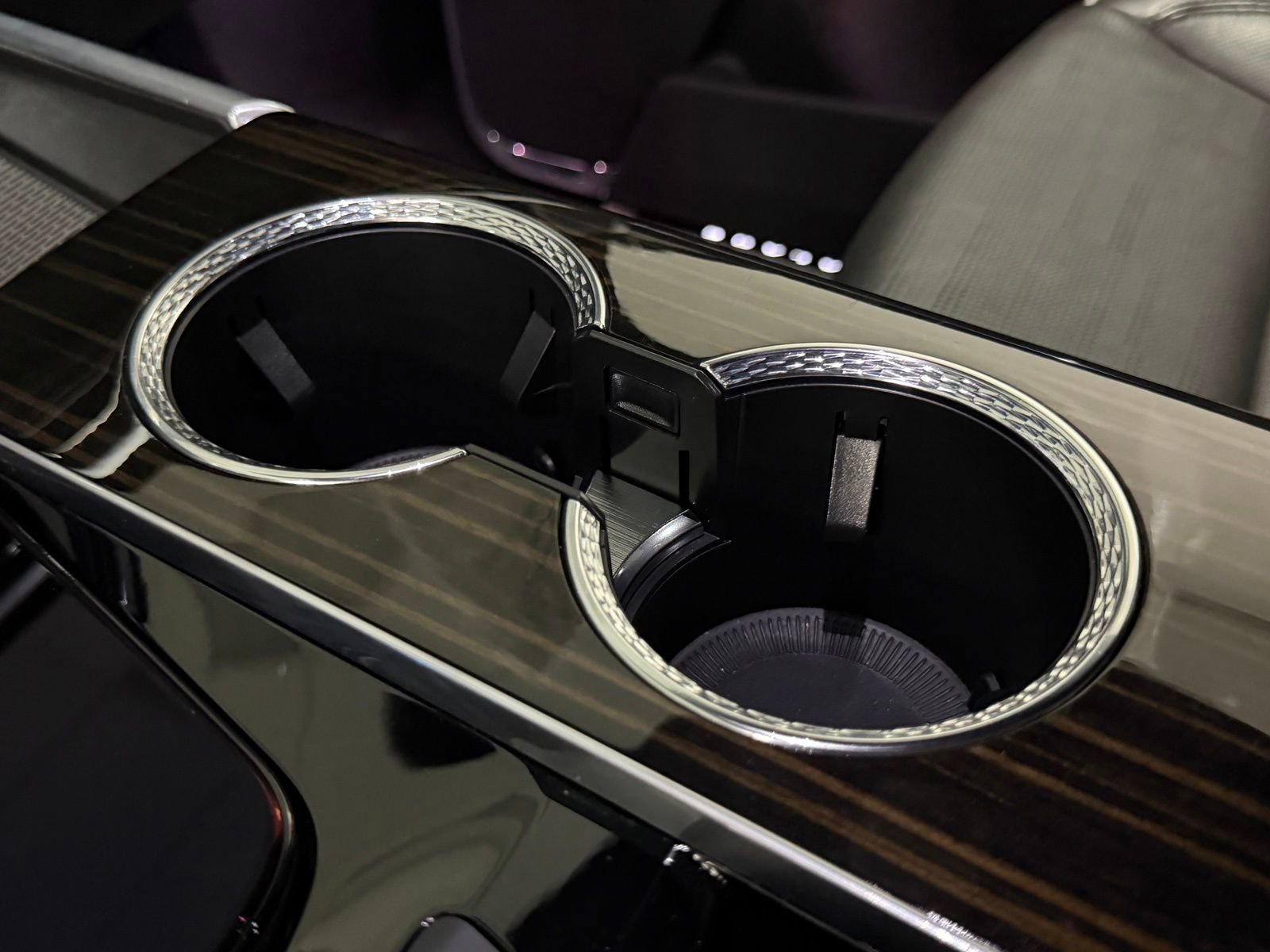 Used 2025 Cadillac Escalade ESV Premium Luxury image 40