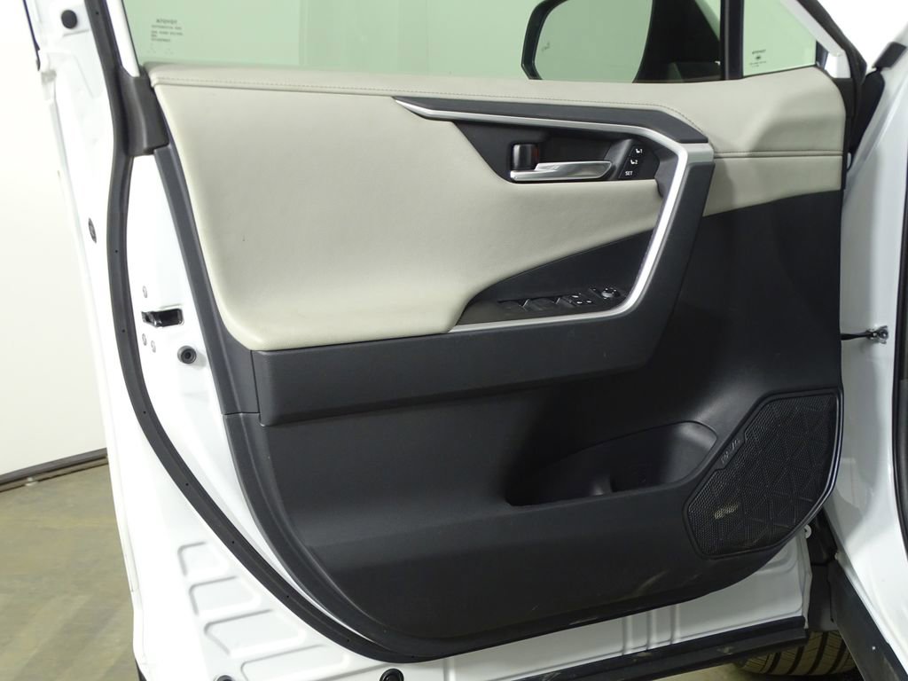 Used 2019 Toyota RAV4 Limited image 17