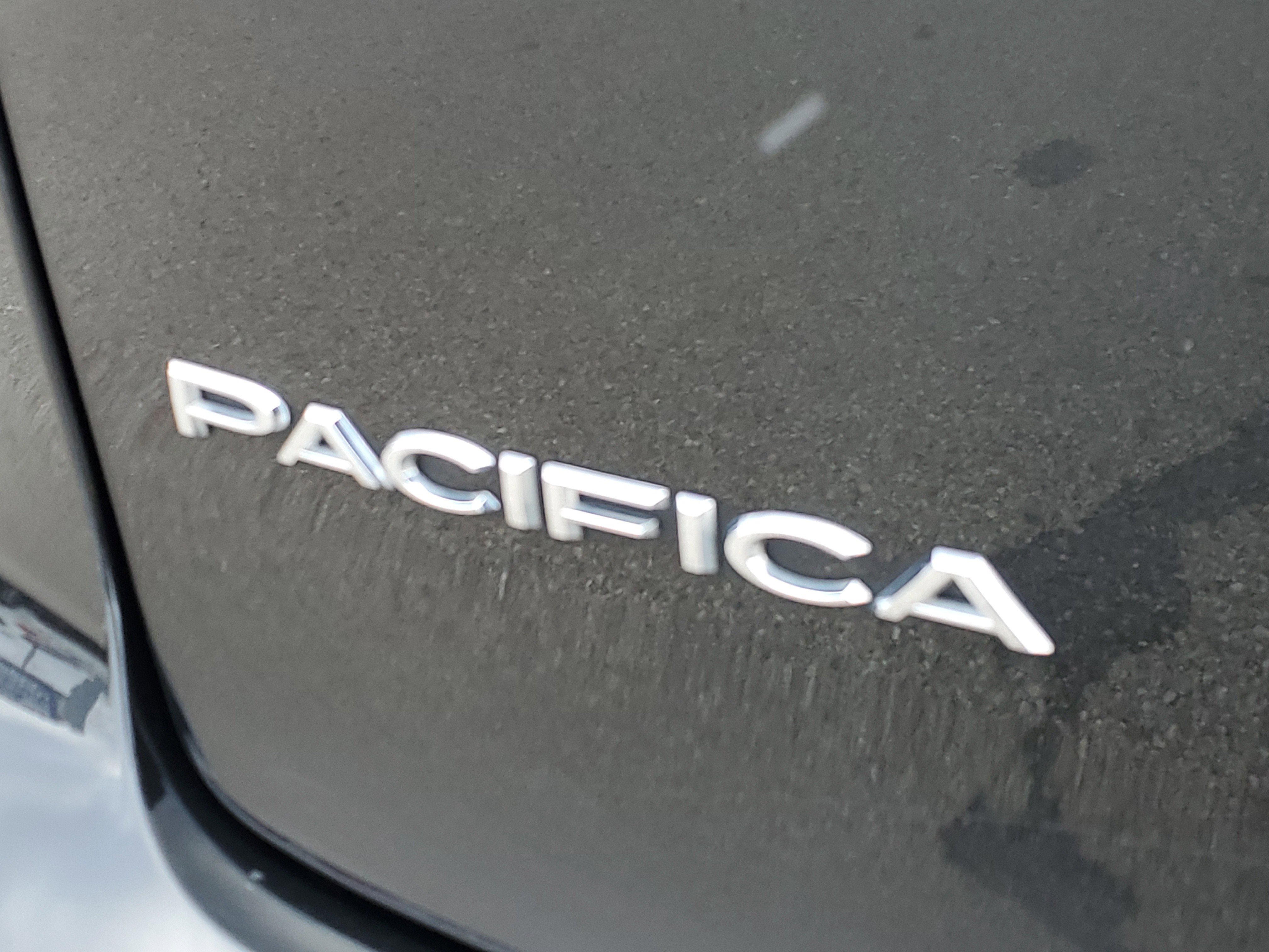 Used 2023 Chrysler Pacifica Touring-L image 7