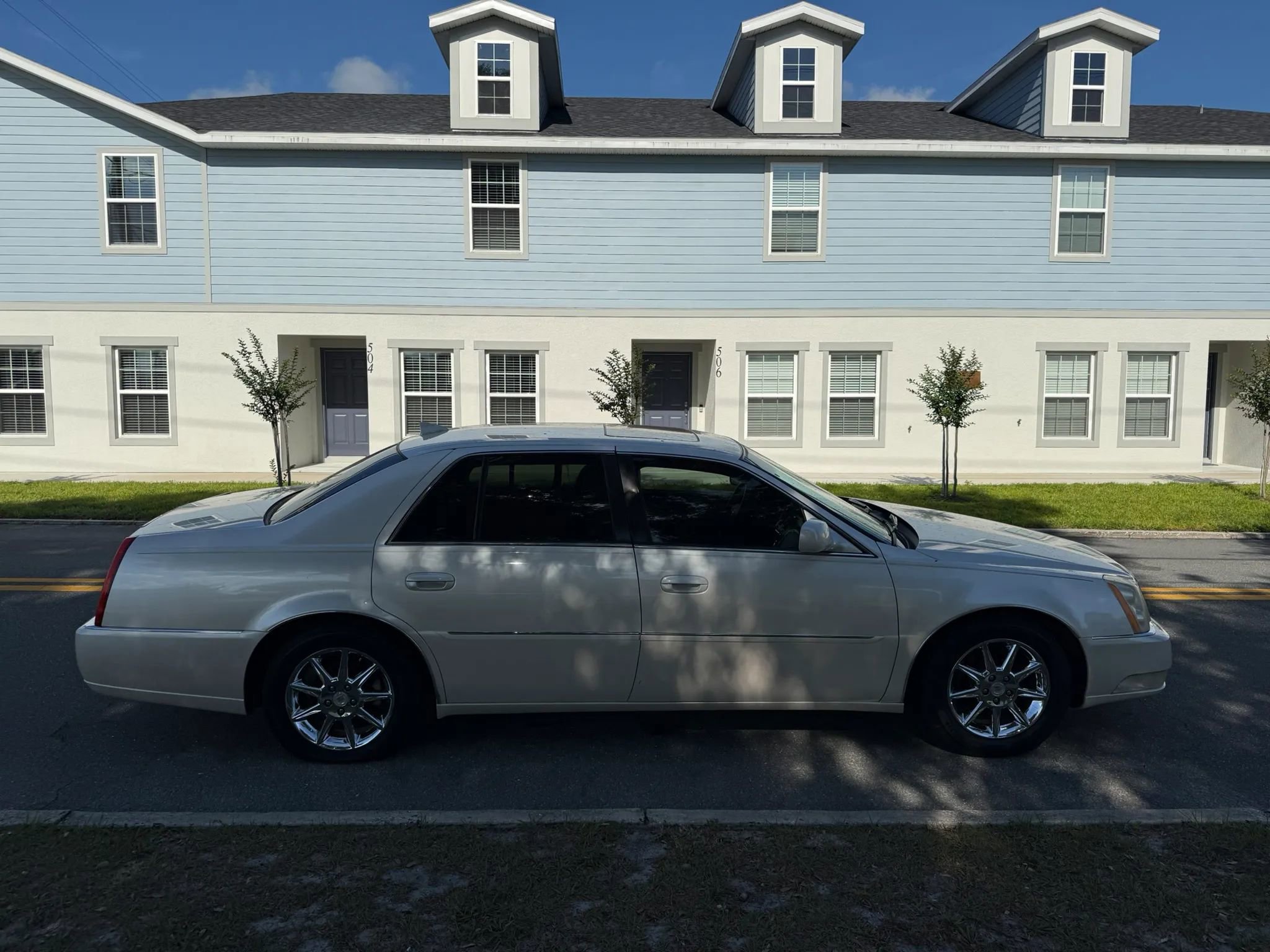 Used 2011 Cadillac DTS Luxury FWD image 4