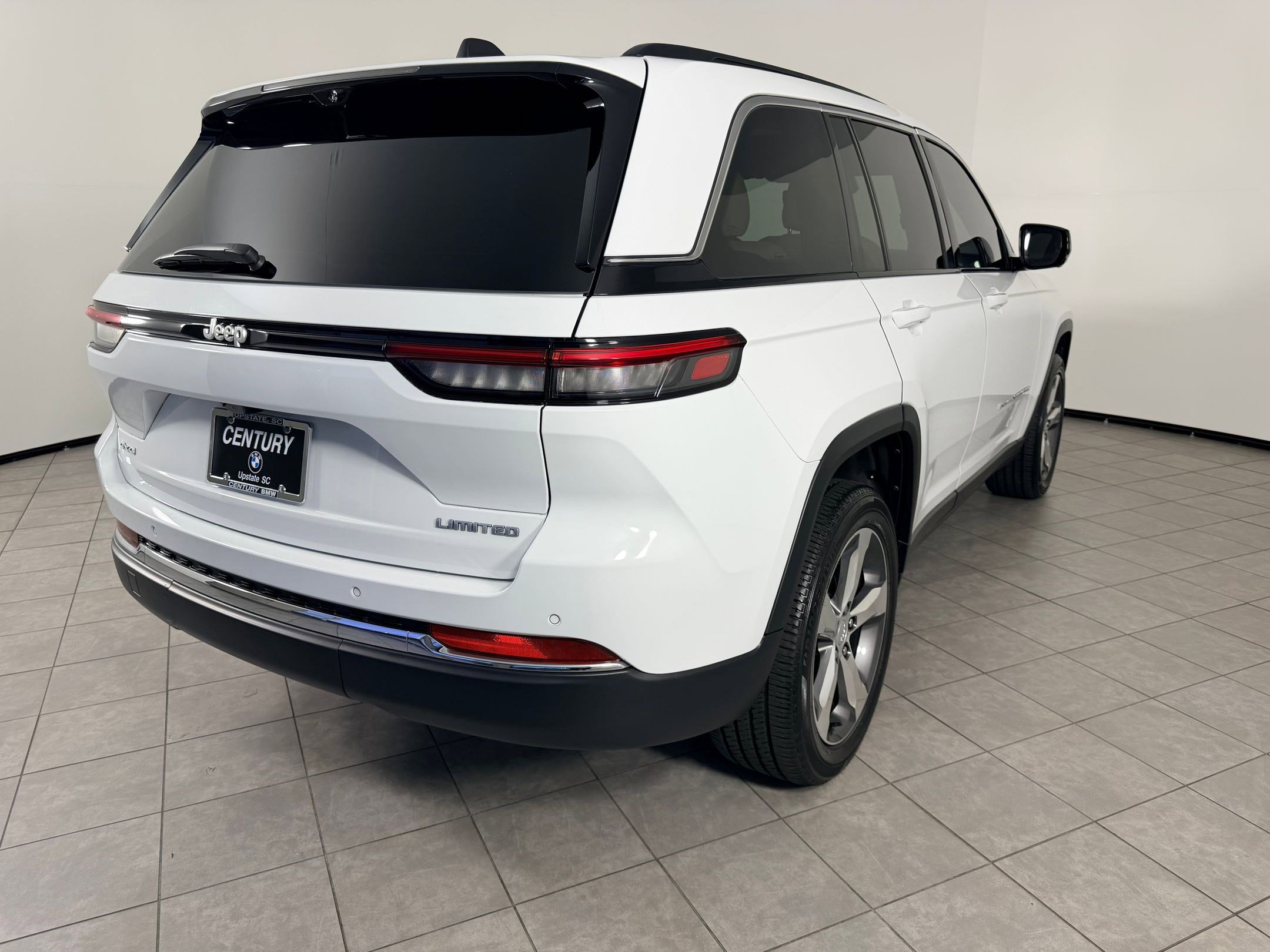 Used 2025 Jeep Grand Cherokee Limited w/ Luxury Tech Group II image 9