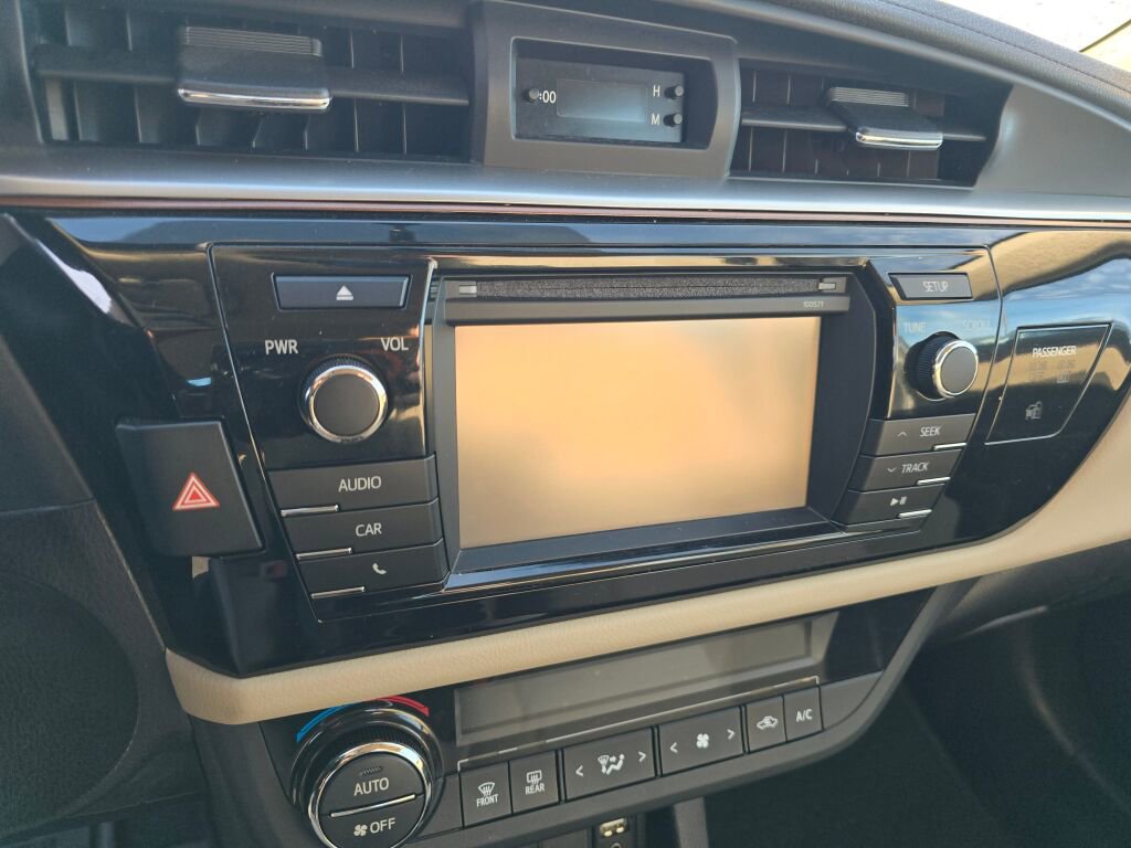 Used 2016 Toyota Corolla LE image 30