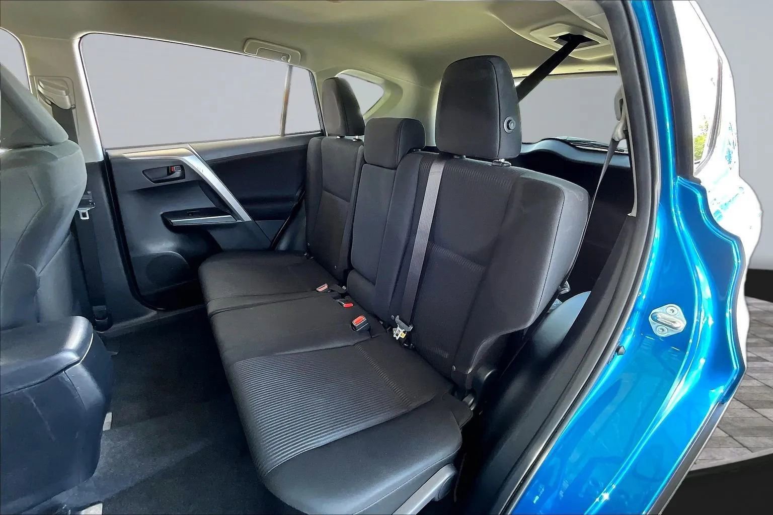 Used 2017 Toyota RAV4 LE FWD image 19