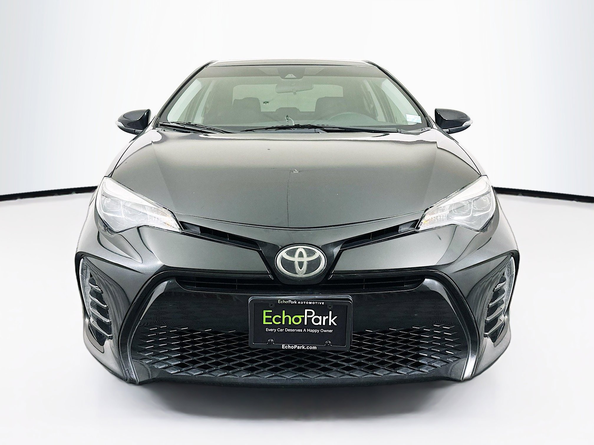 Used 2018 Toyota Corolla SE w/ SE Premium Package FWD image 2