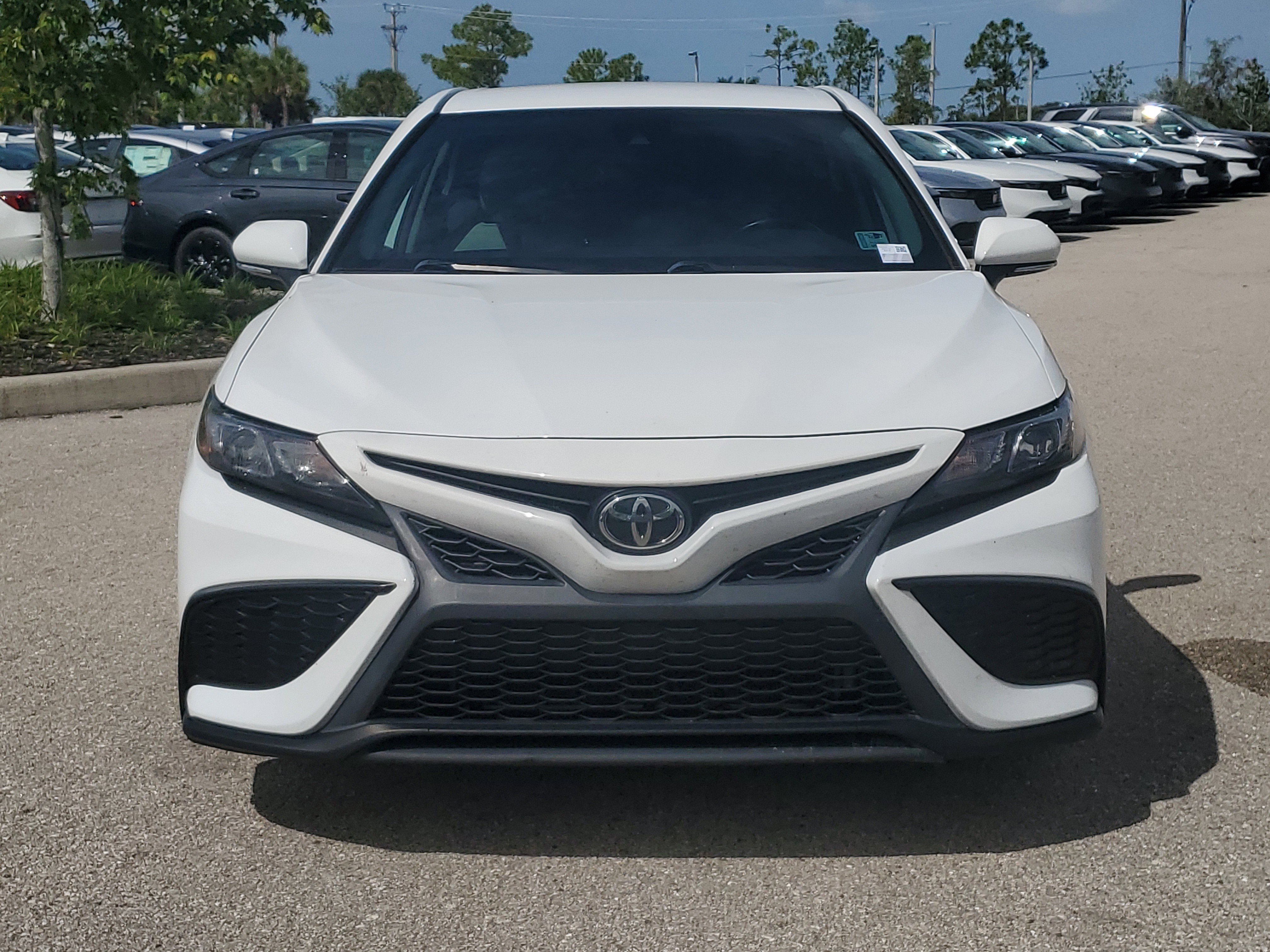 Used 2023 Toyota Camry SE image 3