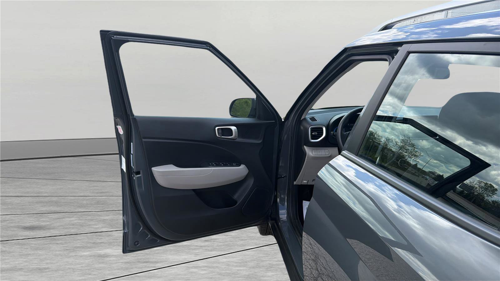 Used 2025 Hyundai Venue SEL FWD image 15
