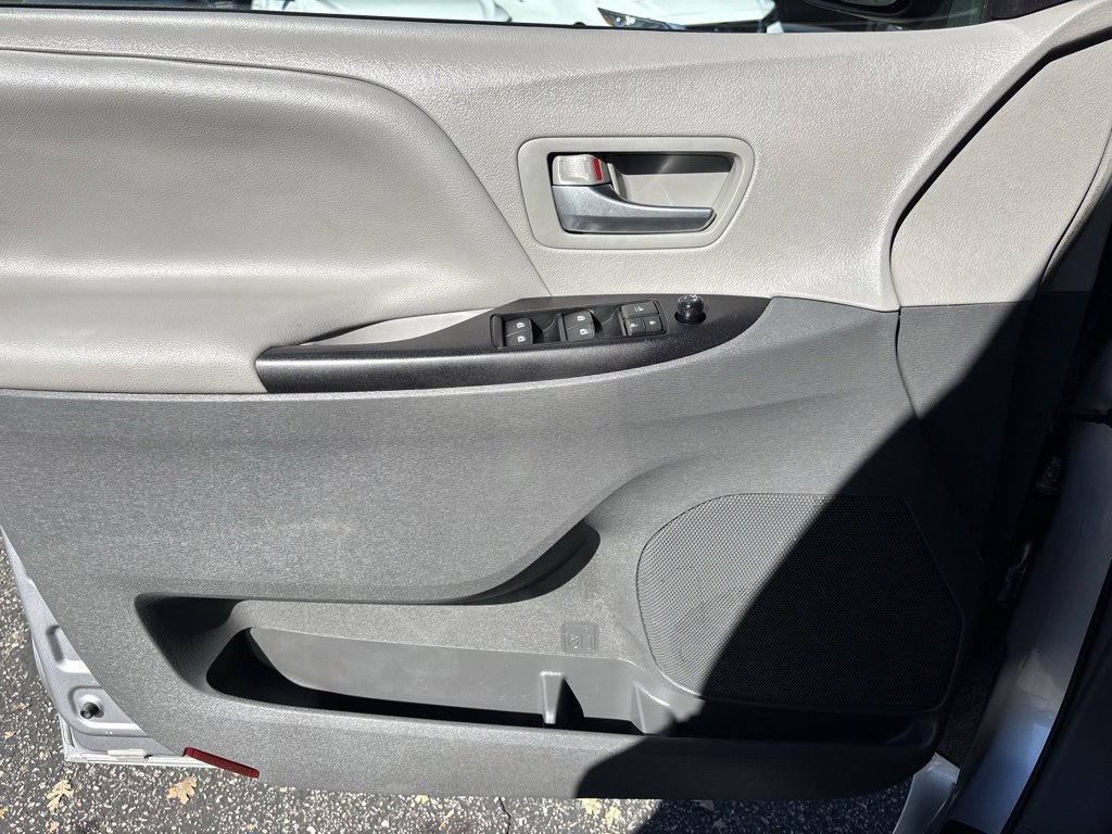 Used 2017 Toyota Sienna LE image 17
